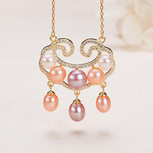 Collier pendentif en argent 925 de qualité supérieure pour femmes, zircon coloré et perle d'eau douce, design de verrouillage durable - Product Image 1