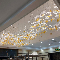Lustre en verre personnalisé en forme de feuille d'érable, lampe suspendue artistique dorée transparente pour hôtel, salle de banquet, éclairage de projet pour plafond haut