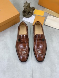 Mocasines sin cordones de charol marrón de lujo para hombre, zapatos de vestir formales de negocios hechos a mano con acento de Metal para verano y otoño - Product Image 2