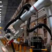 Robot Colaborativo Industrial de Alta Eficiencia con Capacidad de Carga de 5 kg Utilizado para Operaciones de Soldadura