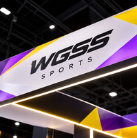 Stand d'exposition personnalisé 10x20 pieds avec boîtes de présentation en acrylique et en-tête de marque haute visibilité pour l'événement sportif 2026