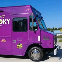 Remorque alimentaire mobile de style urbain, violette, personnalisable avec impression de marque, chariot de restauration mobile avec plusieurs fenêtres de service