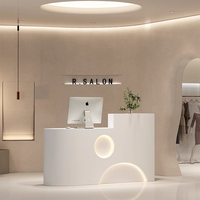 Comptoir de sortie moderne pour salon de beauté Bureau de réception de vêtements au design simple et élégant