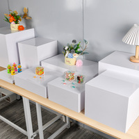 Boîte de présentation carrée blanche en acrylique personnalisable à cinq côtés pour figurines, support à gâteaux de mariage, facile à nettoyer