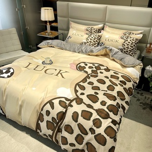 Parure de lit quatre pièces en <span class=keywords><strong>soie</strong></span> glacée haut de gamme, style luxe léger ; Linge de lit trois pièces en polyester entièrement lavable ; <span class=keywords><strong>Couette</strong></span> d'été toutes saisons - Product Image 5