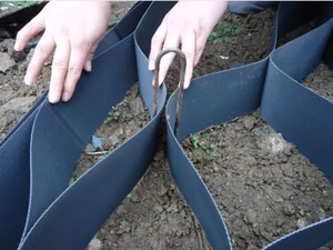 Géocell <span class=keywords><strong>en</strong></span> <span class=keywords><strong>nid</strong></span> <span class=keywords><strong>d</strong></span>'<span class=keywords><strong>abeille</strong></span> pour mur de soutènement, grille de <span class=keywords><strong>gravier</strong></span> haute résistance - Product Image 1