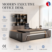 Bureau de direction en L avec armoires à ouverture par pression, hub d'alimentation escamotable, USB intégré sous le bureau, éclairage LED d'ambiance, placage noyer