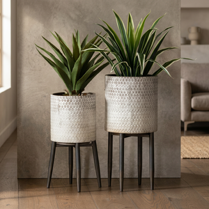 Jardinière décorative en métal antique en laiton AK avec motifs de gravure avec support de jardinière en bois noir pour succulentes de lierre anglais - Product Image 3