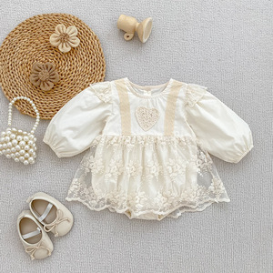 Nouvelle collection Printemps 2026 : Barboteuse bébé élégante à manches longues en dentelle, motif floral, en mélange coton-polyester, polyvalente pour les sorties - Product Image 1