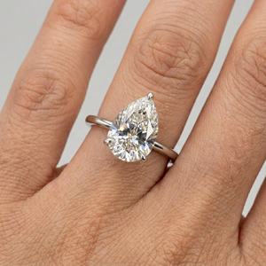 Bague en platine avec diamants pour femme, au style sophistiqué et finition haut de gamme, idéale pour les bijoux de mariage et les cadeaux spéciaux - Product Image 2