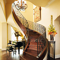 Design de balustrade d'escalier en acier forgé pour villa moderne, avec grille simple et graphique, éclairage mural