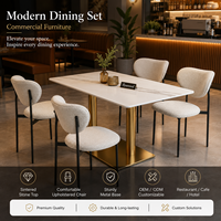 Ensemble de salle à manger élégant, chaise en bouclette et table en pierre avec base dorée pour restaurant, café, salon et hôtel.