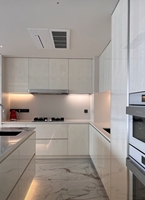 Îlots de cuisine modernes et ajustables avec évier en acrylique et panier de rangement, îlots de cuisine de luxe avec sièges