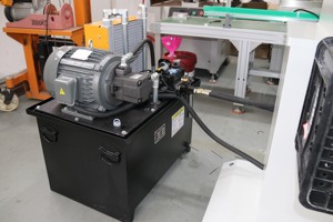 Machine de marquage à chaud à <span class=keywords><strong>grand</strong></span> <span class=keywords><strong>format</strong></span> TPM 20 tonnes pour caisses, avec cadre hydraulique pour dorure à chaud - Product Image 4