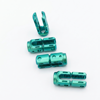 Système de vis pédiculaires polyaxiales réglables, connecteur transversal de tige spinale anodisé vert pour la fixation vertébrale