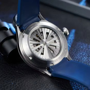 Fabricación de relojes automáticos personalizados con logotipo Space Wandering Hour para hombre, de acero inoxidable 316L, con cristal de zafiro curvado y movimiento mecánico. - Product Image 5