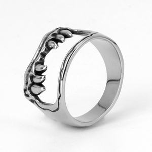 Anillo de Acero Inoxidable en Tono Plateado con Diseño de Colmillos y Textura Desgastada, Joyería Única y Atrevida para Hombre, Ideal para Estilo Motero - Product Image 1