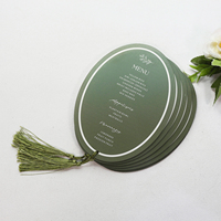 Carte de menu ovale en acrylique vert sauge floqué, impression blanche avec pompon vert, menu de table personnalisé pour mariage