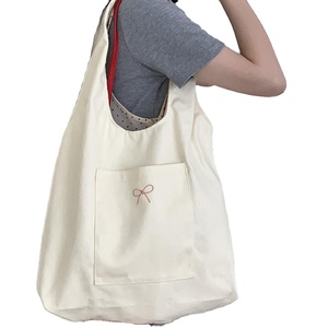 Sacs fourre-tout en toile de coton personnalisés avec logo imprimé, écologiques, réutilisables, pour la promotion de la mode en gros par Xuerry - Product Image 1