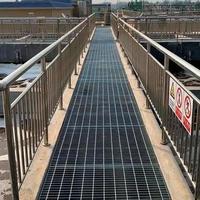 Marches d'escalier antidérapantes durables en acier galvanisé et acier inoxydable, type T4, avec grille à barres dentelées et plaque antidérapante