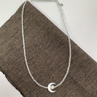 Collier de perles d'eau douce raffiné élégant pour femmes Simple plaqué or motif de forme de lune accessoire à la mode