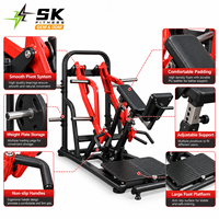 Machine à ramer à charge libre SK-NTK-22 avec support de poitrine, plateforme pour les pieds, poignées chromées et bras de mouvement rouges pour usage en salle de sport