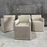 Fauteuil de salle à manger Rhoohill personnalisé de style américain avec roulettes, structure en bois massif et jupe de chaise ajustée