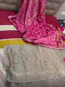 ชุดเลเฮนกาโชลีผ้าไหมบานาราสีสีม่วงแดงเข้ม ปักลายดิ้นทองหนัก ดีไซน์คลาสสิก กระโปรงยาวสีเทา เสื้อดีไซเนอร์สำหรับเจ้าสาว - Product Image 2