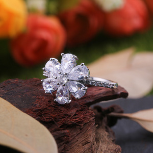Anello da donna bianco a forma di goccia, stile europeo, con fiocco di neve e fiore, accessorio per le mani per Natale e festività - Product Image 6