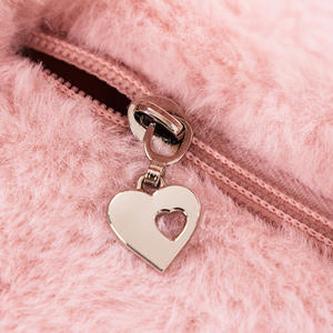 Pochette cosmétique en peluche personnalisée, mignonne et portable, avec fermeture éclair en forme de cœur, pour le rangement des produits de soin de la peau - Product Image 1