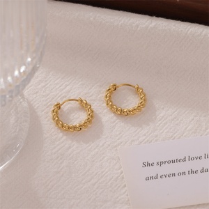 Boucles d'oreilles créoles torsadées en or 18 carats, non-ternissables, pour la vente en gros - Product Image 3