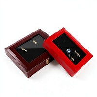 Boîte de rangement en bois pour médailles et récompenses, rouge, vente en gros, boîte de présentation magnétique de haute qualité pour pièces de monnaie