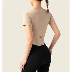 Camiseta deportiva de yoga para mujer con cuello en U, acanalada, corta, con sujetador incorporado, espalda recortada, manga corta, elástica y ajustada para gimnasio, pilates y entrenamiento. - Product Image 3