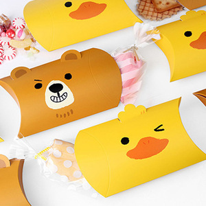 かわいい漫画風動物のクマとアヒルのキャンディボックス包装、枕型ギフトボックス、リボン付き枕型ボックス、パーティーの記念品に最適な可愛いクマとアヒル - Product Image 1