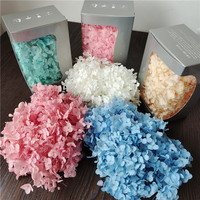 Pétales d'hortensia préservés dans une boîte carrée, fleurs séchées naturelles au toucher réel pour confettis de mariage, artisanat DIY et remplissage de vases.