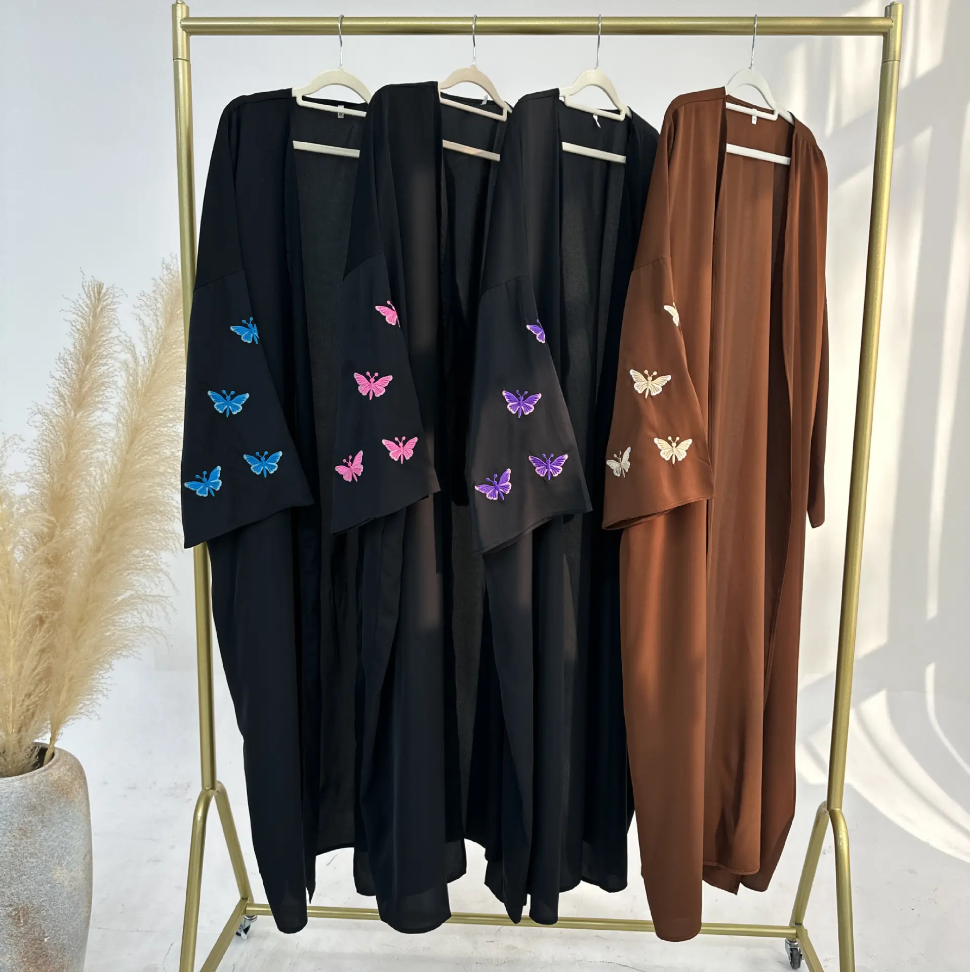 2024 नवीनतम इस्लामिक कपड़े निदा ब्लैक अबाया किमोनो दुबई डिजाइन अबाया महिला मुस्लिम ड्रेस कार्डिगन तितली सजावट के साथ