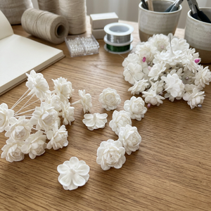 Fleur de jasmin double réaliste en argile souple faite à la main |   Décoration d'intérieur de luxe pour Thanksgiving et la fête des mères - Product Image 2