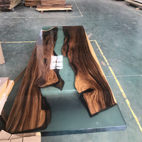 Meubles de cuisine de luxe personnalisés au design spécial pour restaurant, table à manger en bois de noyer, dalle de résine époxy, rivière