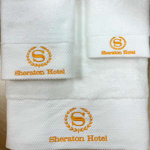<span class=keywords><strong>Set</strong></span> di <span class=keywords><strong>Asciugamani</strong></span> Personalizzati per Hotel 5 Stelle con Logo Ricamato, Morbidi e Assorbenti in Cotone Bianco per Spa e Salone - Product Image 1
