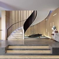 Escalier courbé moderne et durable en chêne blanc avec marches en bois, rampe en acier hélicoïdal et verre, idéal pour appartement et villa (usage intérieur)