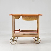 Chariot de bar en bois de luxe avec panier en rotin tressé, poignée en cuir et plateau en acier inoxydable, chariot mobile pour la maison