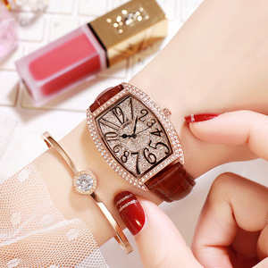 Reloj de mujer con forma de barril, correa de cuero genuino y cristales de diamante. - Product Image 5