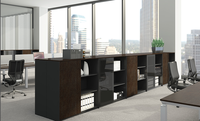 Meuble de rangement modulaire à profil bas pour bureau, bibliothèque avec portes en verre trempé et étagères ouvertes pour espace de travail commercial