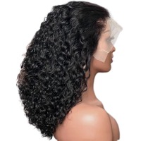 Les perruques fabriquées au Vietnam à partir de cheveux humains naturels présentent des styles bouclés et sont toutes tissées à la main. Ces perruques peuvent également être permanentées et teintes.