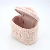 Sac de voyage doux et moelleux pour maquillage, organiseur de toilette en polaire rembourré, sac de rangement de voyage en peluche pour salle de bain, cadeau idéal pour les fans de spa