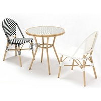 Chaises d'extérieur confortables en rotin français tressé en bambou pour bistro, restaurant, bar et événements