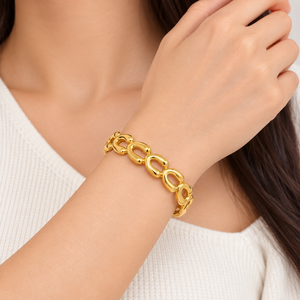 Brazalete Abierto con Corazones Entrelazados, Acero Inoxidable, Baño de Oro de 14K al Vacío - Product Image 5