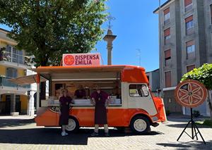 Camión de Comida Móvil Retro Rojo Brillante Personalizado con Parrilla para Asar a la Carbón, Mostrador para <span class=keywords><strong>Hamburguesas</strong></span> para Mercado Nocturno en el Techo - Product Image 2