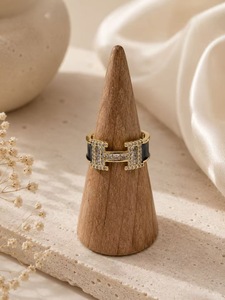 Anello Geometrico con Zirconia Cubica, Montatura Pavé in Lega, Gioiello Unisex Trendy per Uso Quotidiano e Regalo - Product Image 3