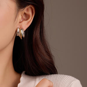 Boucles d'oreilles créoles élégantes en argent et or forme géométrique incurvée bijoux bicolores à la mode parfaits pour les accessoires de mode des femmes - Product Image 2